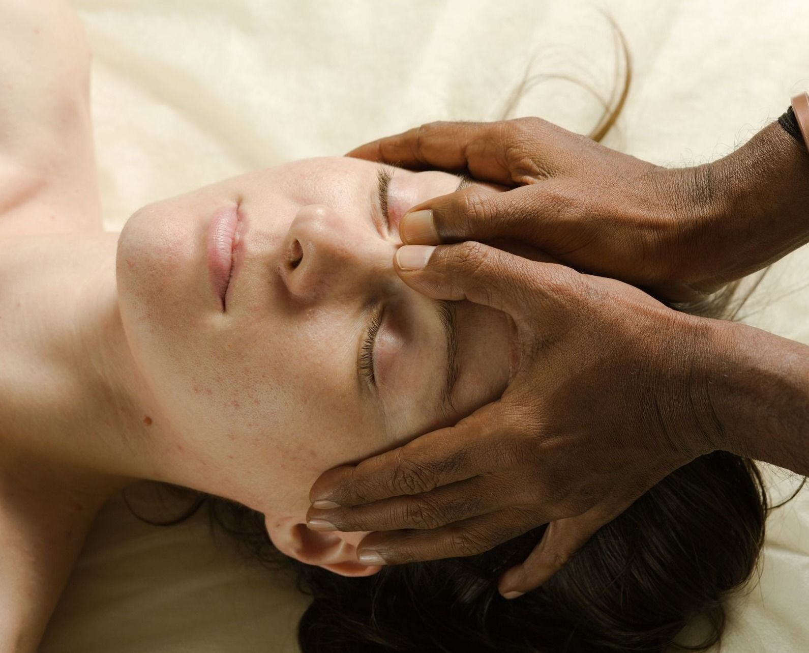 Марма-терапия области лица, головы и шеи

очистит наиважнейшие каналы
и активизирует точки Мармы